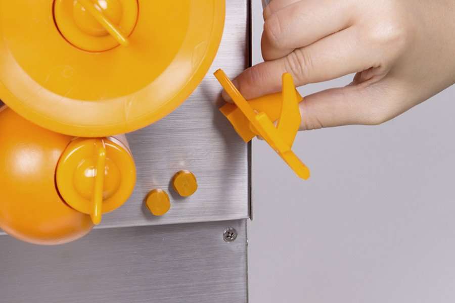 Detalle fácil de montar y desmontar exprimidor de naranjas Mizumo MIZUMITO