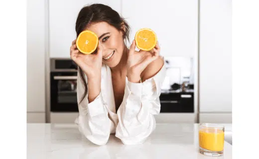 Mujer mostrando zumo de naranja