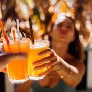Un grupo de personas se refrescan con zumo de naranja en verano