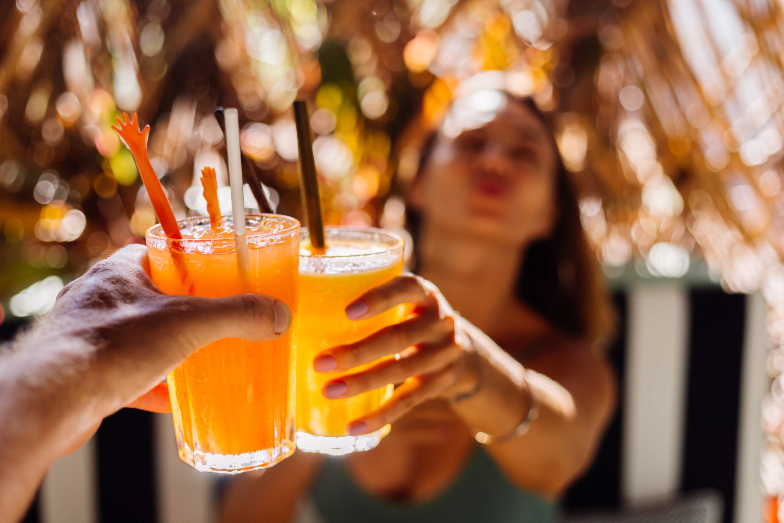 Un grupo de personas se refrescan con zumo de naranja en verano
